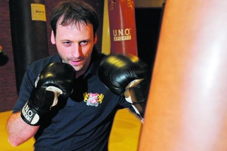 Tagsüber im Anzug am Schreibtisch, <br />
abends in Trainingsklamotten am Sandsack. <br />
Ronald Röthling, Geschäftsführer einer Reederei, <br />
hält sich im Hamburger "white collar boxing club" fit<br />
Foto: Klaus Bodig