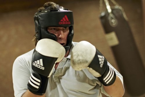 DPA<br />
<br />
Der Bäcker Jürgen Tandetzki trainiert im White Collar Boxing Club in Hamburg. In dem Boxclub erlernen Manager und Angestellte in schweißtreibenden Trainingseinheiten das Boxen und die unterschiedlichen Bestandteile des Sports.